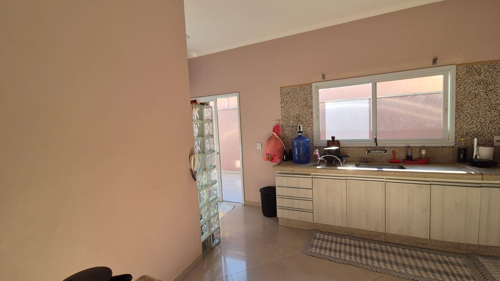 Casa 3 quartos, 2 suítes, 4 garagens